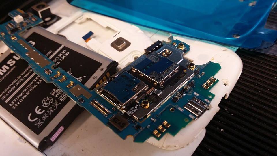Iphone 7 Charging Port Repair Near Me :  / Apple left out a charger in the iphone 12 box, but there are many ways to charge your new iphone.